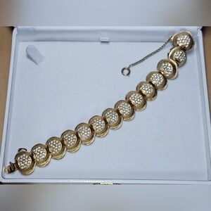 Elegant Gold Bracelet with Crystal Accents